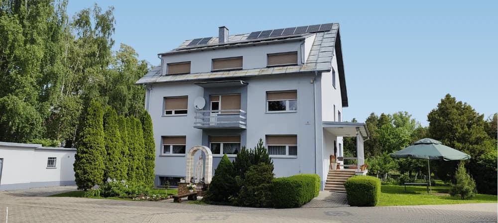 Plebania parafii NMP Królowej Świata w Rogach, w której mieści się kancelaria parafialna