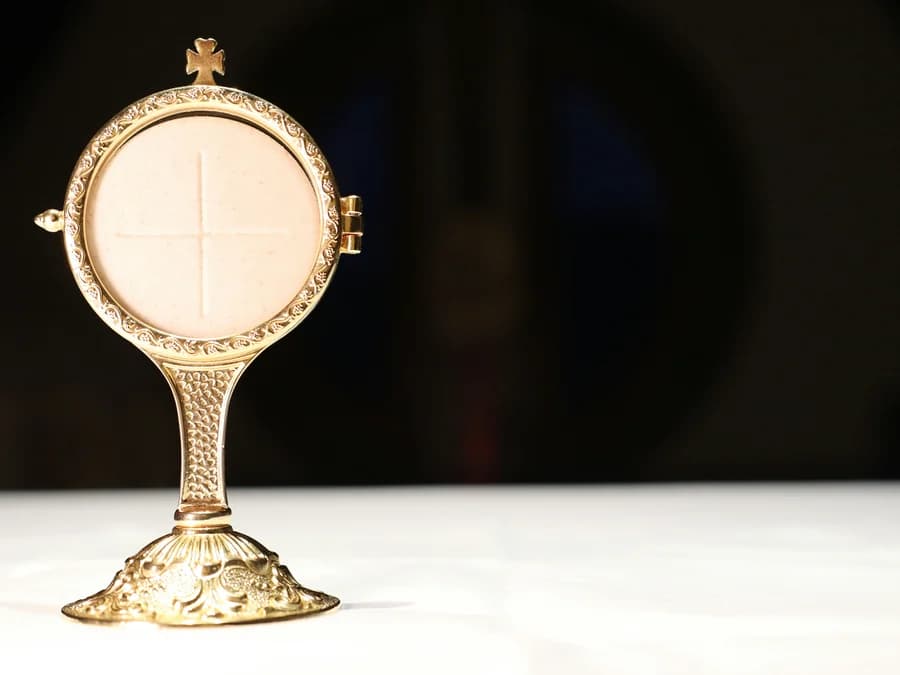 Kustodia z Najświętszym Sakramentem na białym obrusie ołtarza