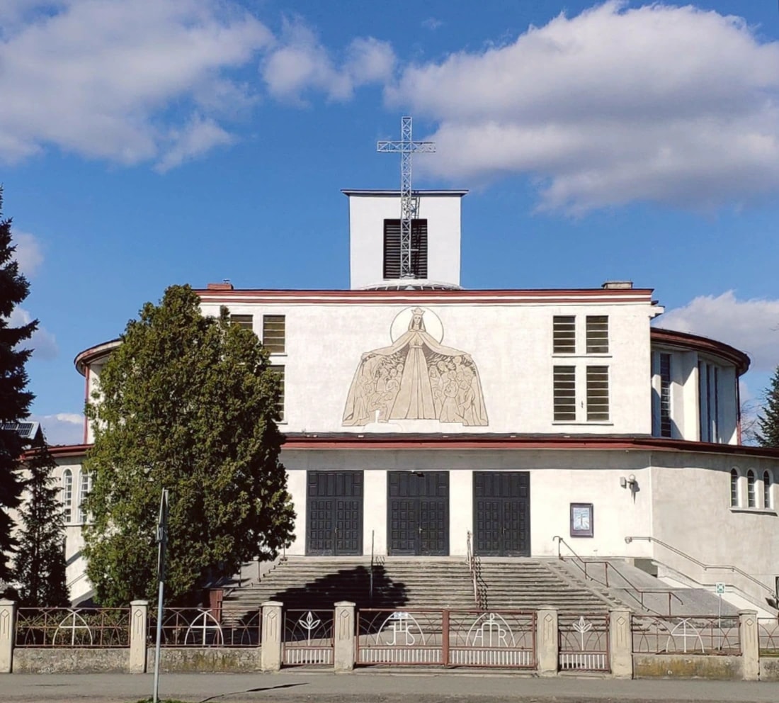 Kościół Najświętszej Maryi Panny Królowej Świata w Rogach — fasada z płaskorzeźbą Matki Bożej