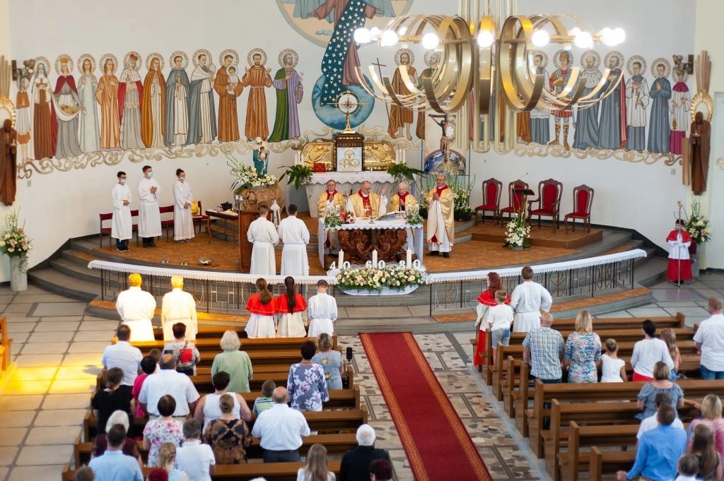 Wnętrze kościoła NMP Królowej Świata w Rogach