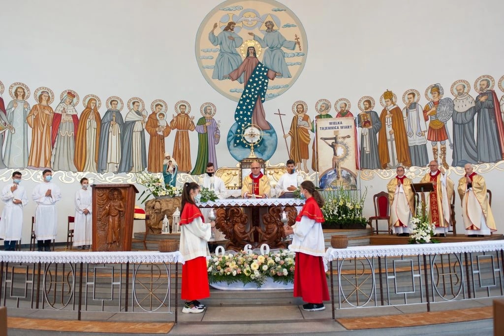 Ołtarz kościoła NMP Królowej Świata w Rogach