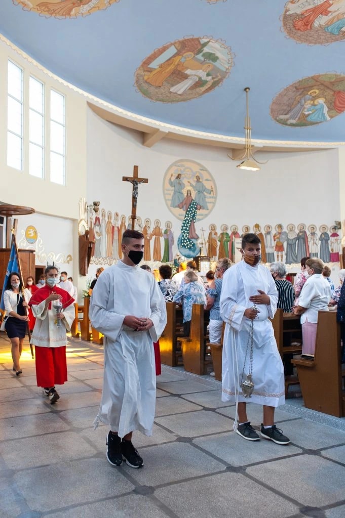 Ministranci w kościele NMP Królowej Świata w Rogach